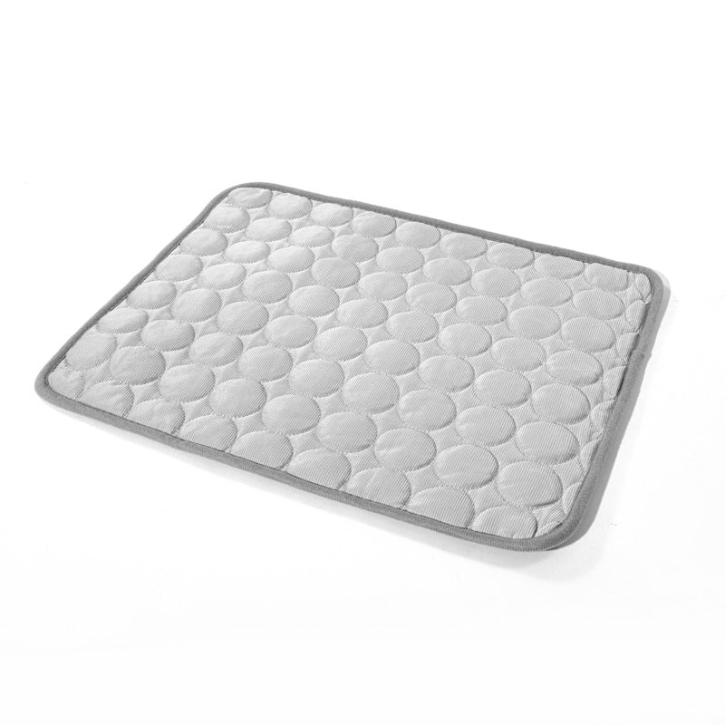 Animal allongé sur tapis rafraîchissant Patou & Co — fraîcheur sans eau